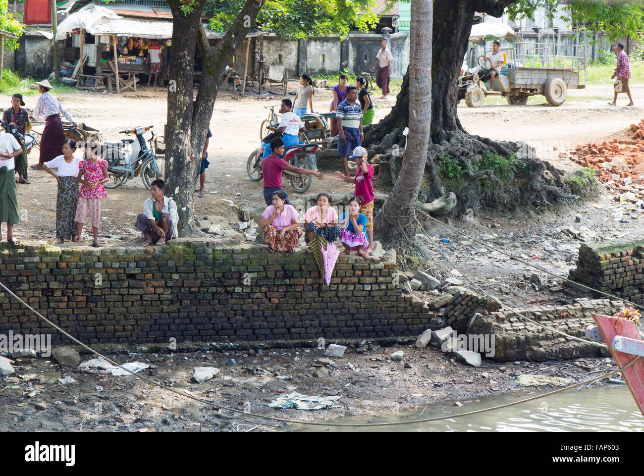 Menschen warten auf die Fähre von Sittwe im Hafen von Mrauk-U in Rakhine Staat der westlichen Myanmar kommend. Stockfoto