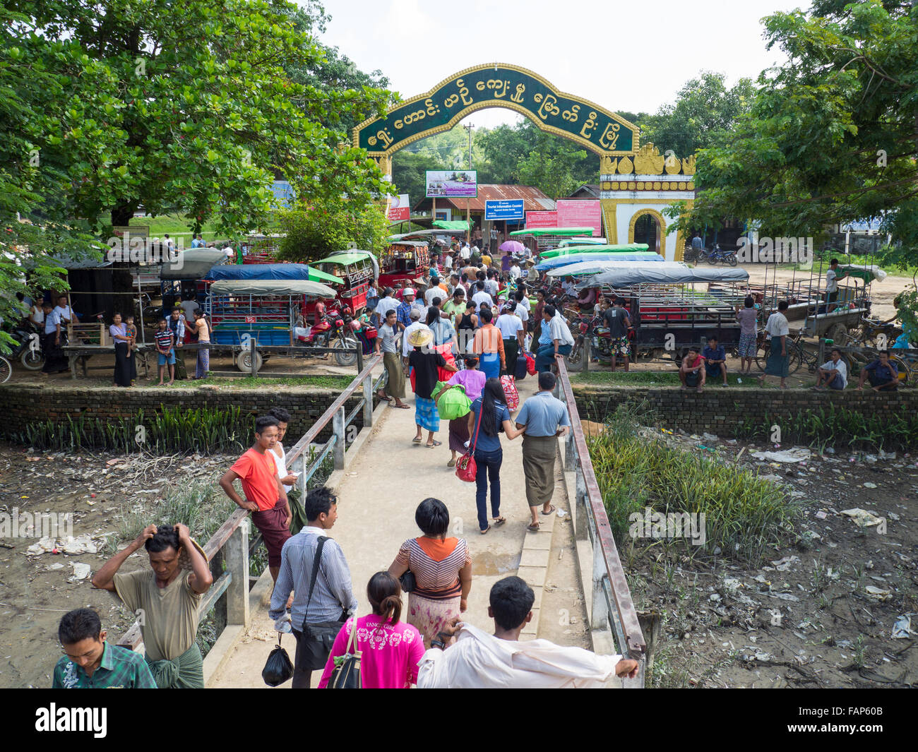 Kommen Leute mit der Fähre von Sittwe im Hafen von Mrauk-U in Rakhine Staat der westlichen Myanmar. Stockfoto