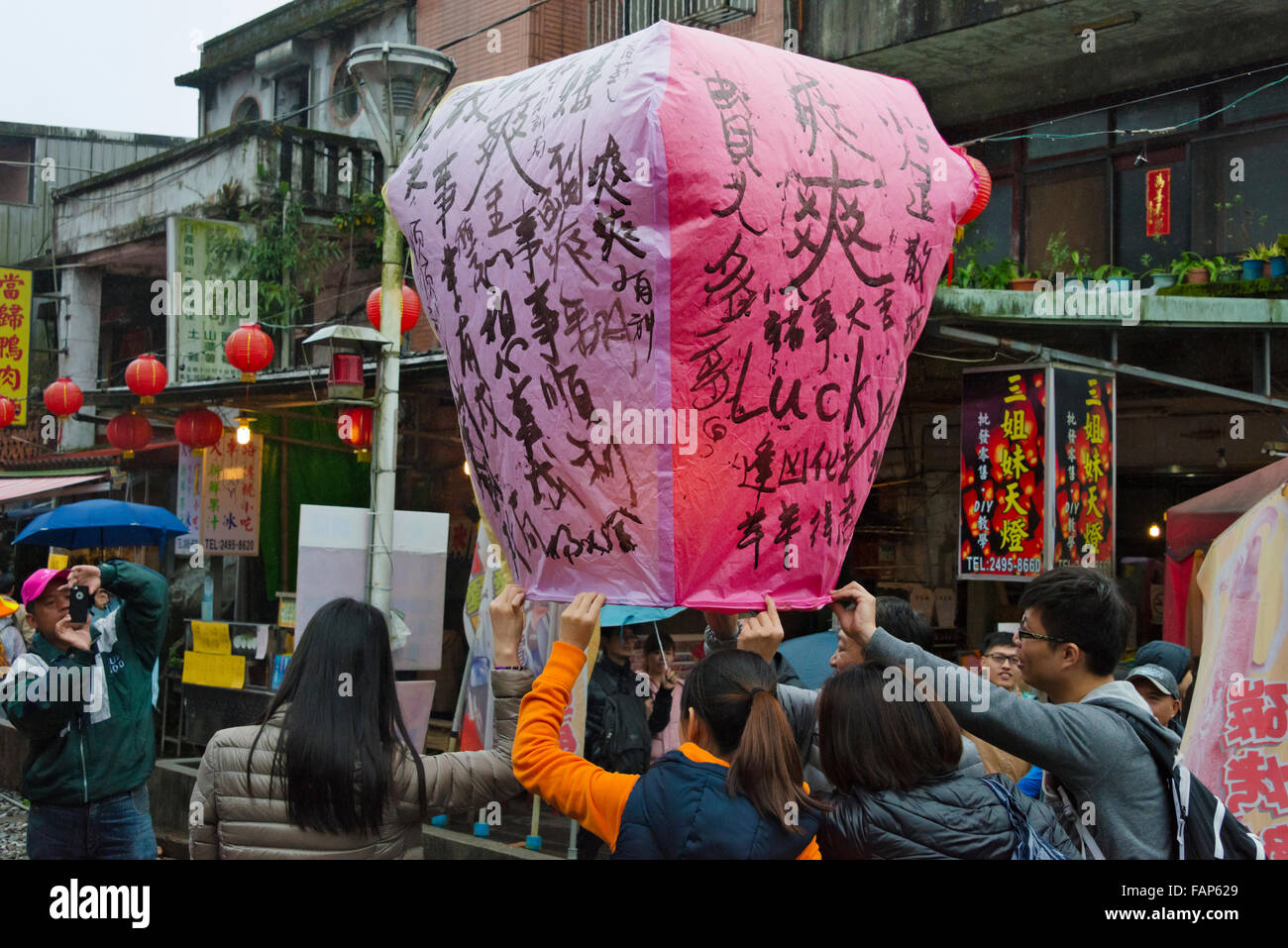 Freigabe der Himmelslaterne geschrieben mit guten Wünschen während chinesische Laternenfest, Shifen alte Straße, Taiwan Stockfoto