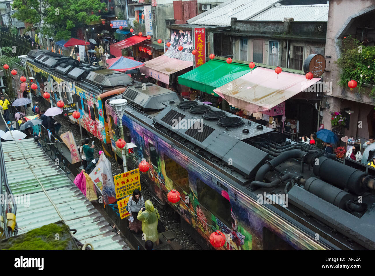 Menschen warten am Bahnhof entlang der Bahnstrecke, Shifen alte Straße, Taiwan Stockfoto