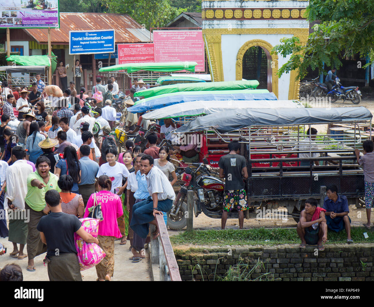 Kommen Leute mit der Fähre von Sittwe im Hafen von Mrauk-U in Rakhine Staat der westlichen Myanmar. Stockfoto