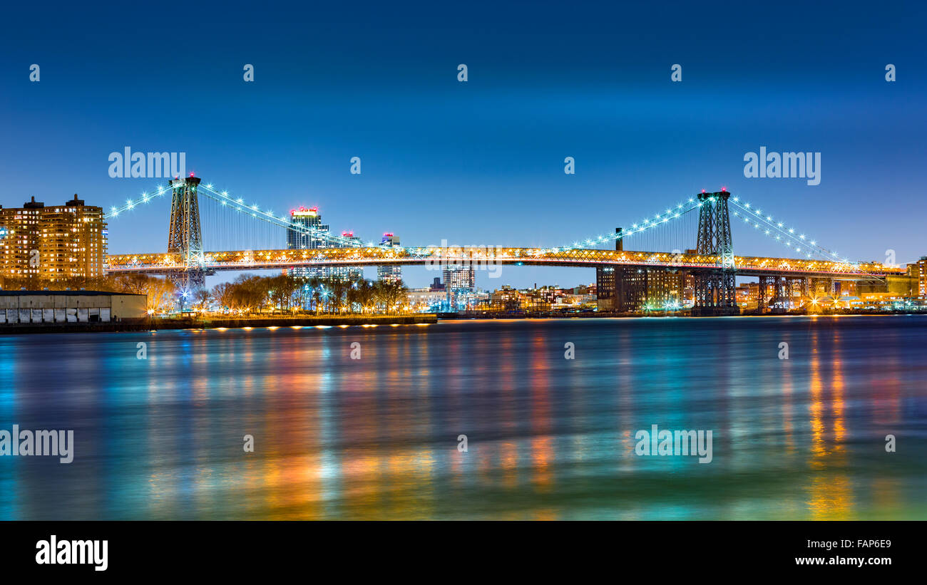Williamsburg Bridge bei Nacht, über den East River zwischen Brooklyn und Manhattan Stockfoto