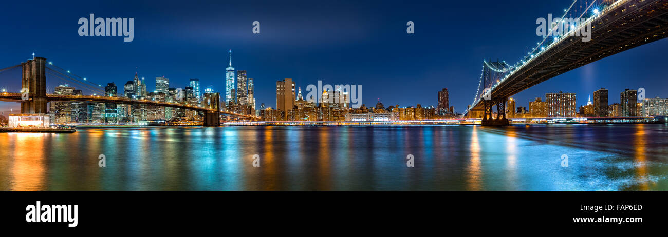 Nacht Panorama mit der Skyline der Innenstadt New York City und "Zwei Brücken" Stockfoto
