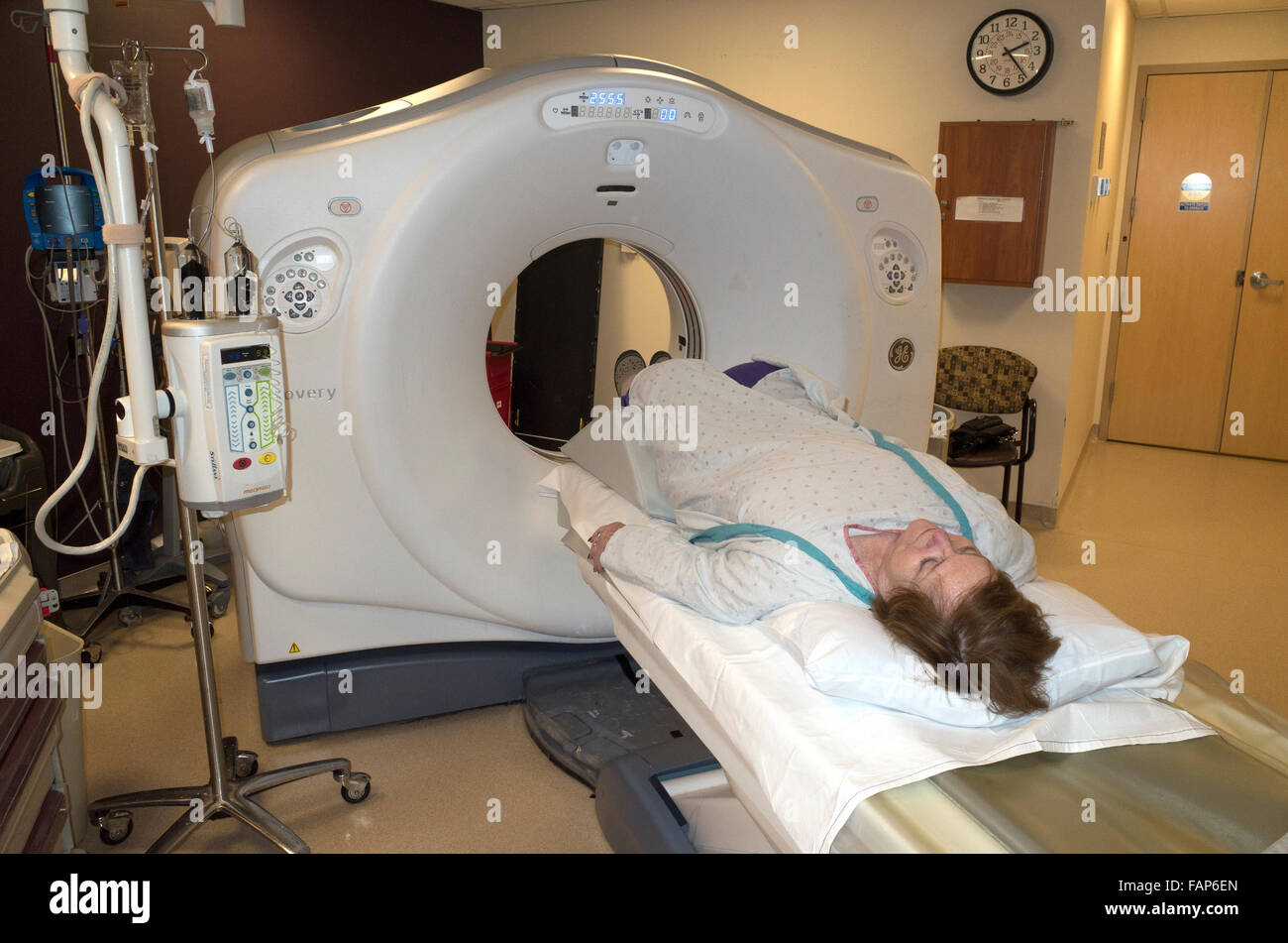 Frau im Krankenhaus bereit, ein CT oder CAT mehrere x-ray Scanner durchlaufen werden. Minneapolis Minnesota MN USA Stockfoto