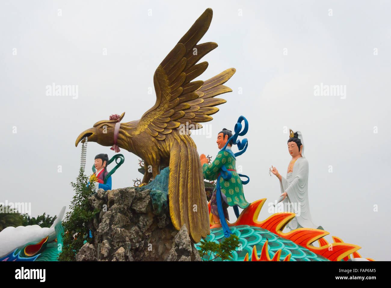 Statuen auf Drachen und Tiger Pagoden in Lotusteich, Kaohsiung, Taiwan Stockfoto