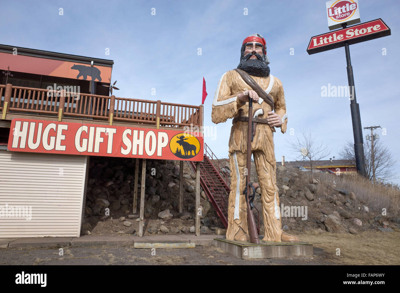 Voyageur 25 Fuß hoch Fiberglas-Statue am Straßenrand Anziehungskraft hinter einem Supermarkt und Restaurant. Barnum Minnesota MN USA Stockfoto