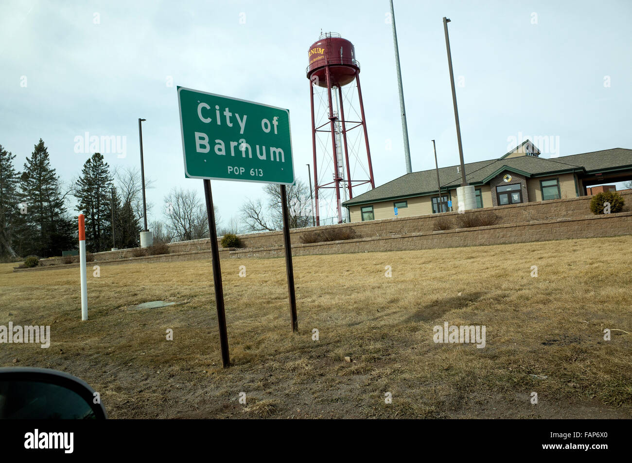 Stadt von Barnum Hiway Schild mit Bevölkerung von 613 und ihr Wasserturm zu sagen "Home of the Bombers". Barnum Minnesota MN USA Stockfoto