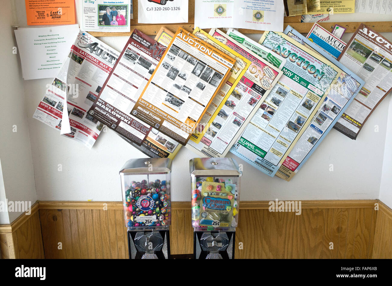 Kleinstadt Shop Flur zeigt eine Auswahl an versteigern Sie Ads und zwei Gumball Automaten. Pierz Minnesota MN USA Stockfoto
