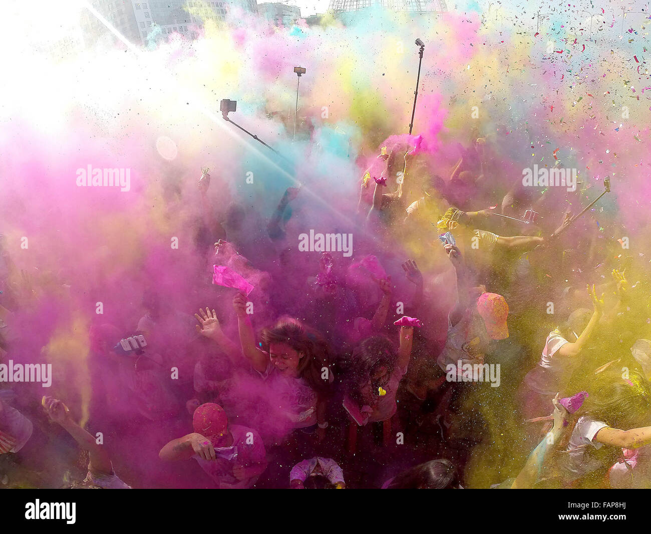 Pasay City, Philippinen. 3. Januar 2016. Läufer werfen Farbpulver in die Luft, wie sie in der Farbe Manila laufen 2016 in Pasay City, Philippinen, 3. Januar 2016 zu beteiligen. Die jährliche Color Manila Run Aktivität ermutigt Menschen, einen gesünderen Lebensstil durch körperliche Fitness. Bildnachweis: Rouelle Umali/Xinhua/Alamy Live-Nachrichten Stockfoto