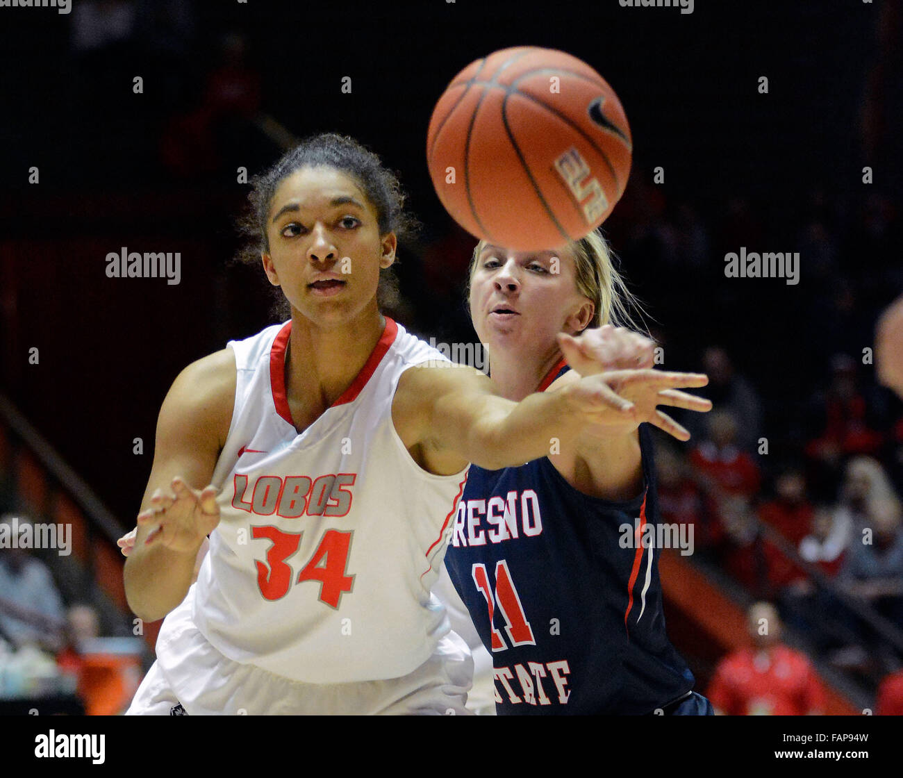 Albuquerque, NM, USA. 2. Januar 2016. Die UNM # 34 geht Whitney Johnson auf dem Ball während wird bewacht von Fresno # 11 Alex Furr in ihrem Spiel Samstag in der Grube. Samstag, 2. Januar 2016. © Jim Thompson/Albuquerque Journal/ZUMA Draht/Alamy Live-Nachrichten Stockfoto