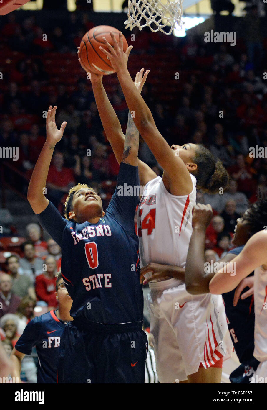 Albuquerque, NM, USA. 2. Januar 2016. Die UNM # 34 Whitney Johnson reicht über Fresno #0 Moriah Faulk in ihrem Spiel Samstag in der Grube. Samstag, 2. Januar 2016. © Jim Thompson/Albuquerque Journal/ZUMA Draht/Alamy Live-Nachrichten Stockfoto