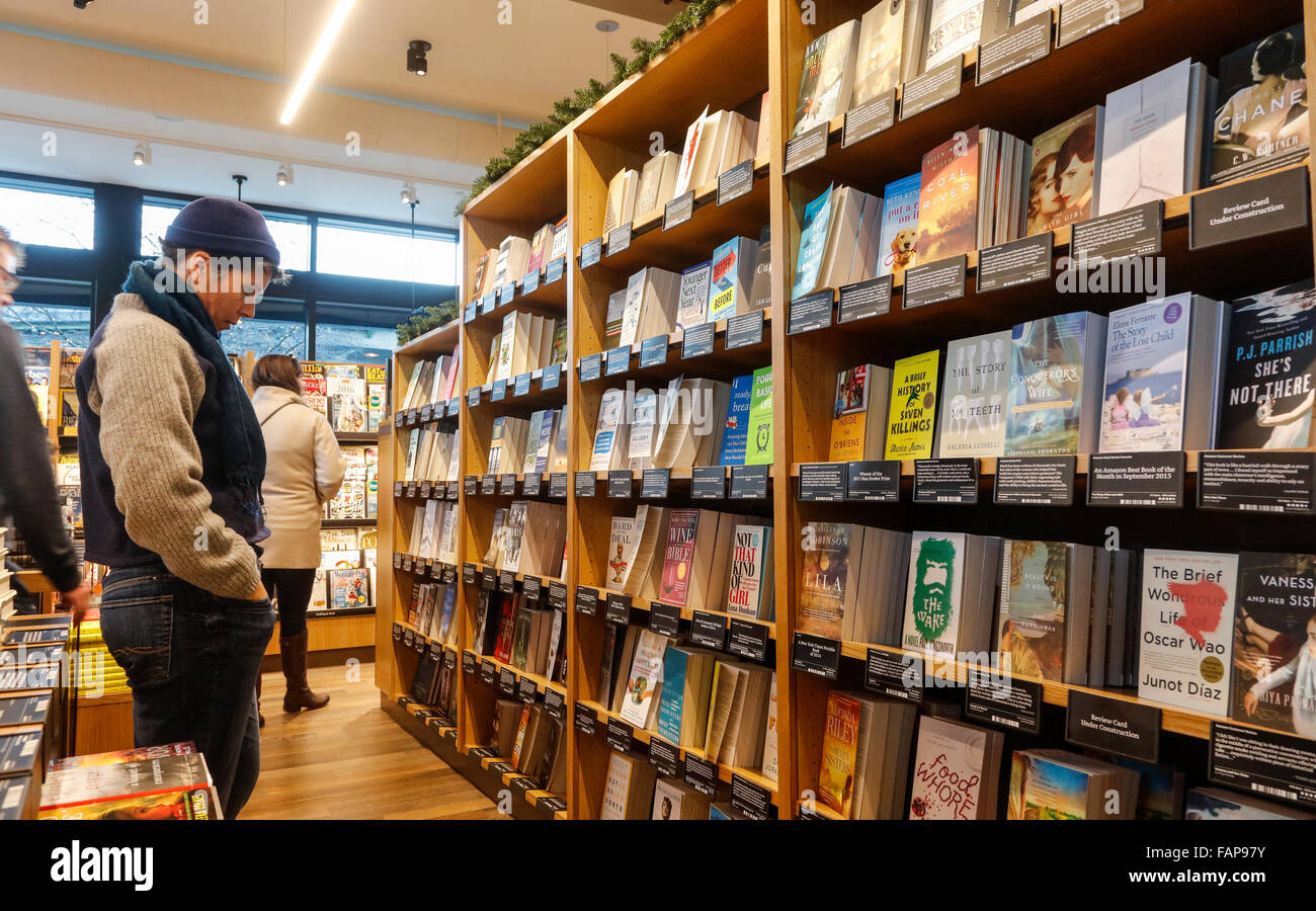 Kunden bei Amazon Bücher Ziegel und Mörtel speichern, University Village, Seattle, Washington State, USA Stockfoto