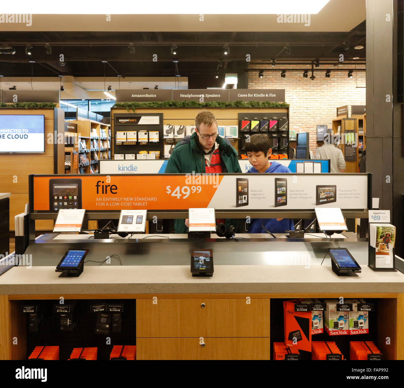 Kunden bei Amazon Bücher Ziegel und Mörtel speichern, University Village, Seattle, Washington State, USA Stockfoto