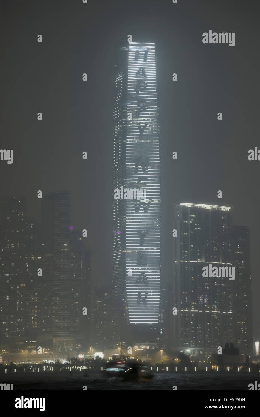 Hong Kong. 2. Januar 2016. Hong Kong Skyline war in einer dichten Decke von giftigen Dunst gehüllt, als schwere Belastung Hong Kong während Neujahr 2016 getroffen Credit: Bob Henry/Alamy Live News Stockfoto