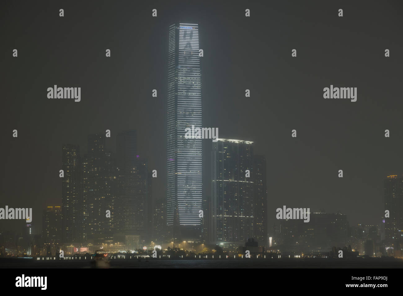 Hong Kong. 2. Januar 2016. Hong Kong Skyline war in einer dichten Decke von giftigen Dunst gehüllt, als schwere Belastung Hong Kong während Neujahr 2016 getroffen Credit: Bob Henry/Alamy Live News Stockfoto
