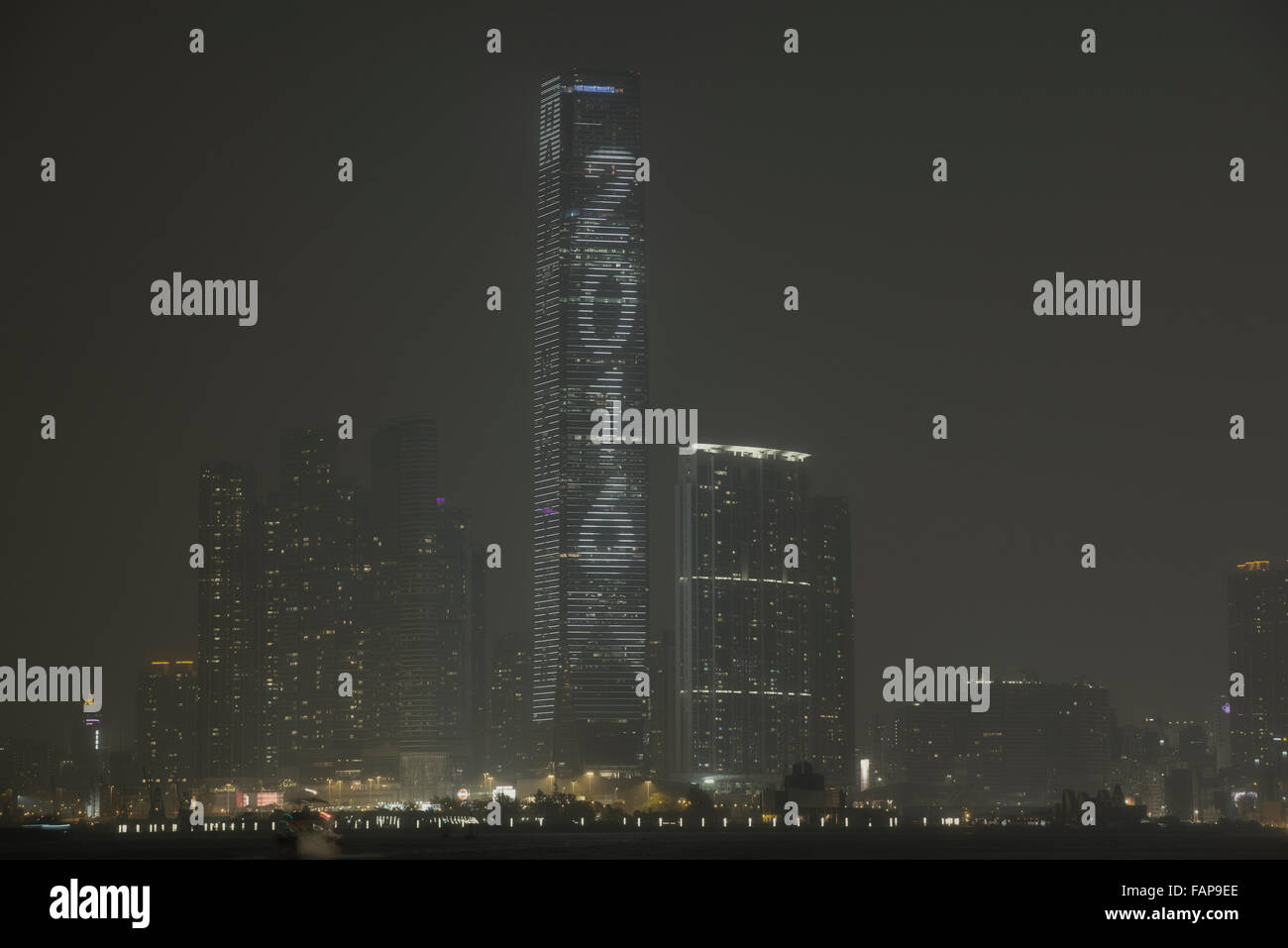 Hong Kong. 2. Januar 2016. Hong Kong Skyline war in einer dichten Decke von giftigen Dunst gehüllt, als schwere Belastung Hong Kong während Neujahr 2016 getroffen Credit: Bob Henry/Alamy Live News Stockfoto