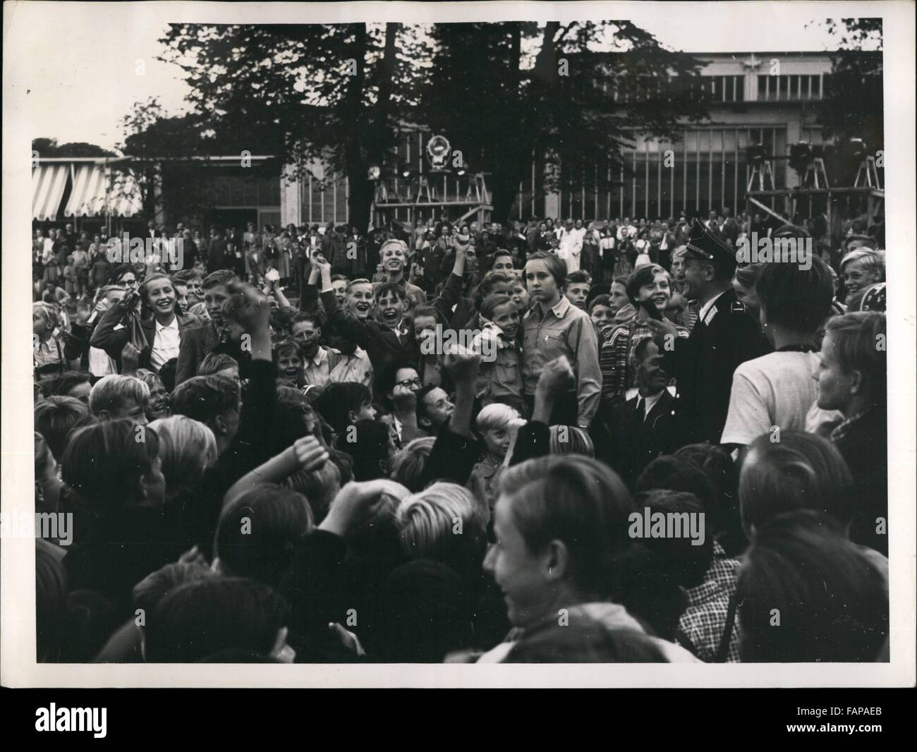 1962 - 5000 Kinder kämpfen '' Indianerstamm '': In Planten und Blomen Ausstellung in Hamburg 5000 Kinder überfiel eine Gruppe von 90 '' Indianer '' Wenn die Karl-Mai-festliche-Play aus bad Seegeberg, nachdem die Gruppe eine Leistung von nur 20 Minuten und die Kinder gegeben hatte daher enttäuscht gefühlt. Dies bedeutete auch Leistung endete in einer großen Reihe. Die Kinder jagten die Indianer, die sich in den Messehallen zu verstecken mussten. die Kinder brach entzwei die Bänke und die Eintrittsgelder zurück haben wollte. Die Polizei hatte viel Arbeit zu bewältigen, die kleine blasse Gesichter. Unser Bild zeigt die Ind Stockfoto