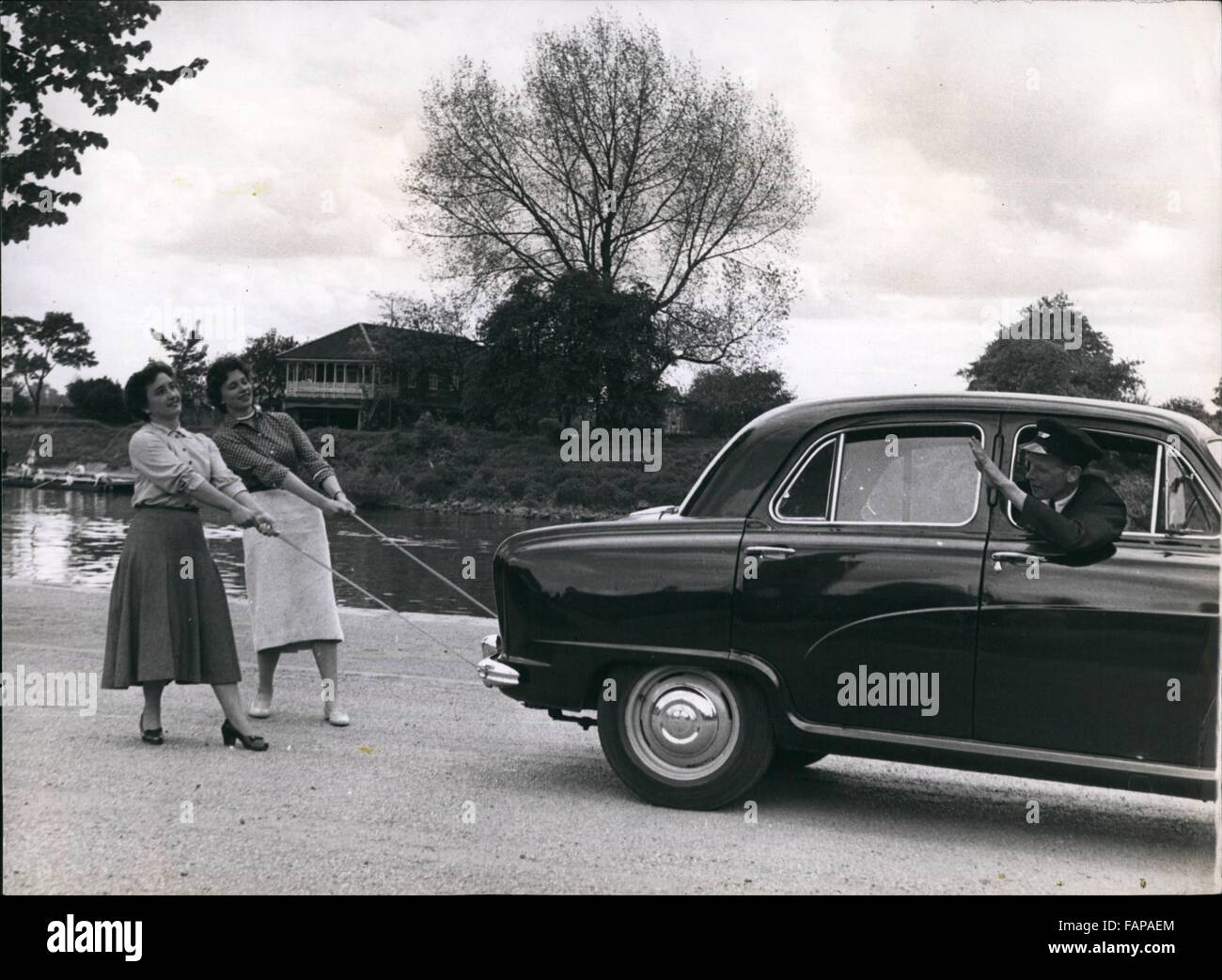 1962 - verwenden Sie Ihre Nylons als ein Abschleppseil für das Auto: ein Test für den Spaß, aber das zeigt die Stärke des modernen Strümpfe. Zwei Mädchen weitergeben an beiden Enden eine Nylon kleine Auto befestigt. In der Tat können sie das Auto ziehen, ohne Beschädigung des Strumpfes. © Keystone Bilder USA/ZUMAPRESS.com/Alamy Live-Nachrichten Stockfoto