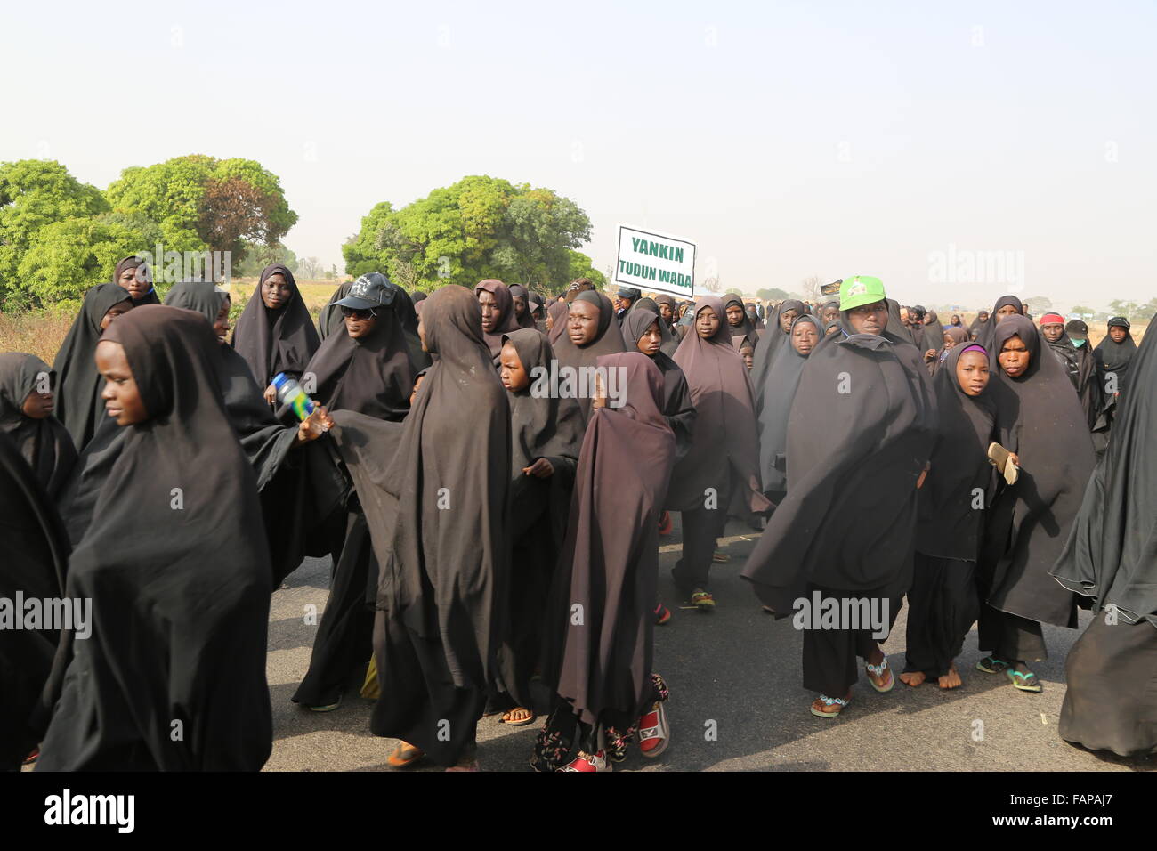 Nigeria shia gruppe marschieren in zaria Fotos und Bildmaterial in