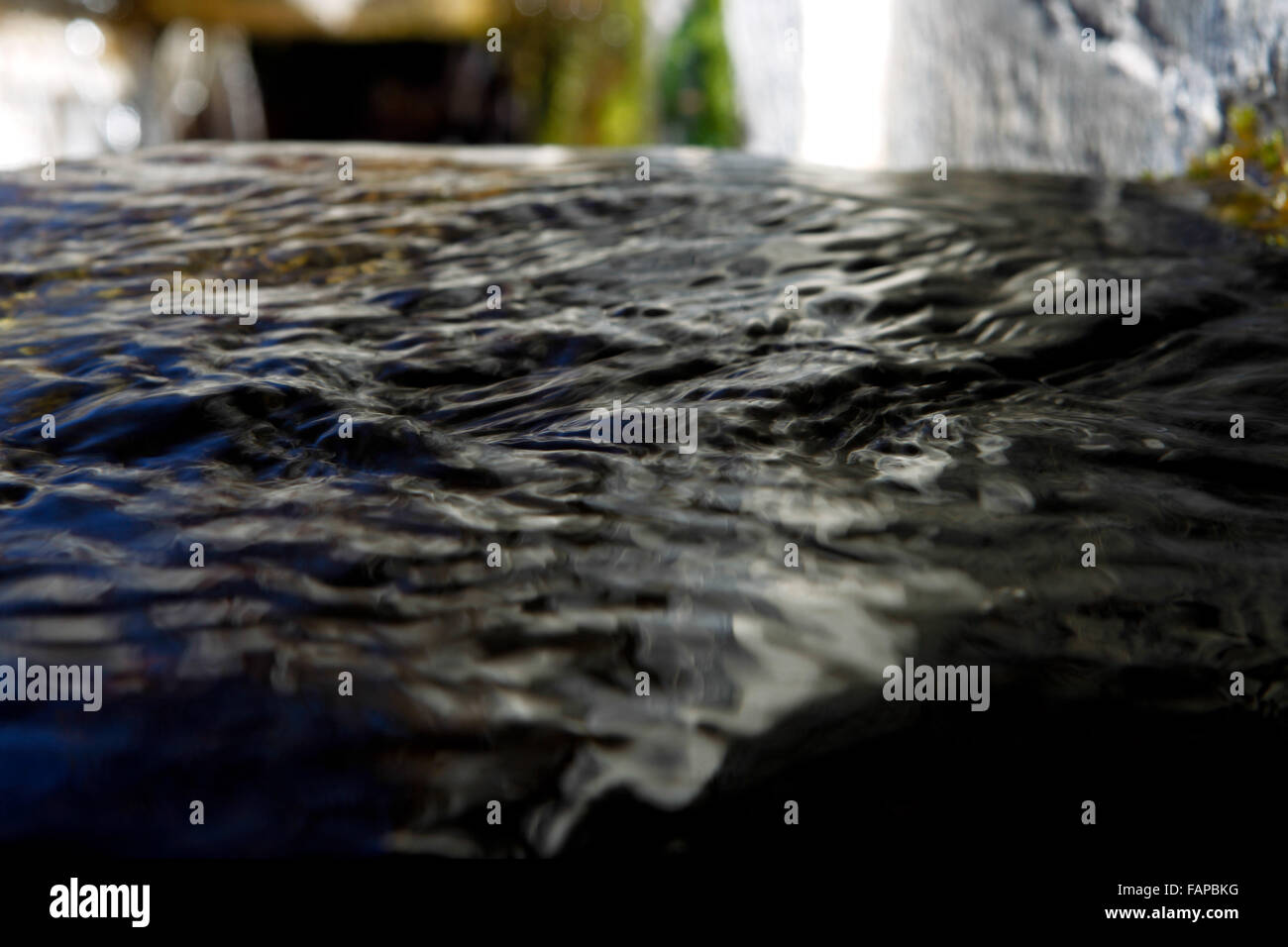 Frisches Bergquellwasser fließt kontinuierlich aus einem Rohr ohne einen Hahn in Orini Nafpaktia Griechenland Stockfoto