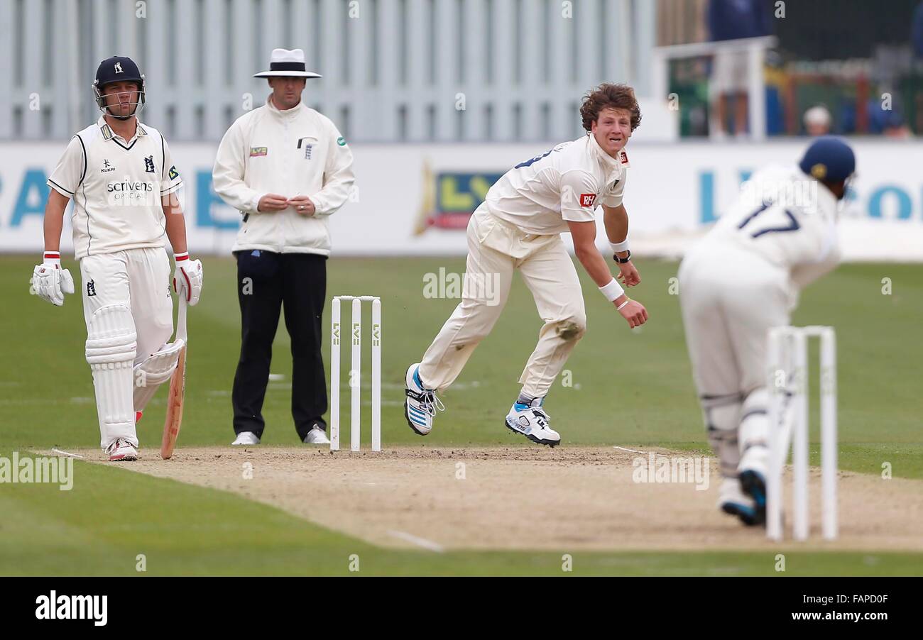 Datei Fotos: Hove, East Sussex, UK. 24. April 2015. Sussex Matthew Hobden kommt in Schüssel während der Division One County Championship Match zwischen Sussex V Warwickshire auf dem County Ground, Hove. 26. Mai 2015. Bildnachweis: James Boardman/Alamy Live-Nachrichten Stockfoto