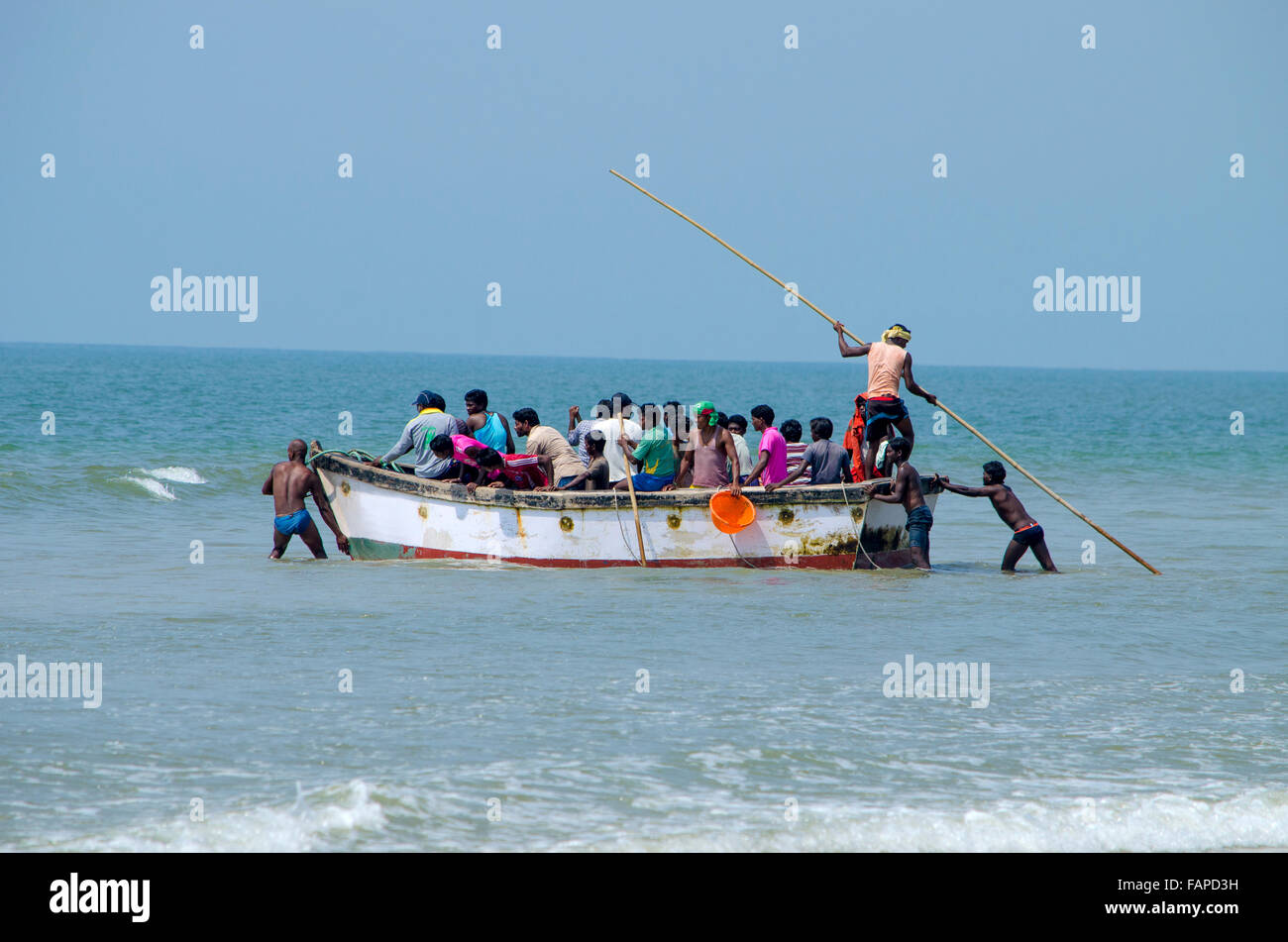 große Gruppe von Mädchen am Ufer des Meeres, die Linie der Küste, eine Landschaft, Meer, Ruhe, Sand, der Natur, ein Meer-Landschaft, Mädchen, der Mann Stockfoto