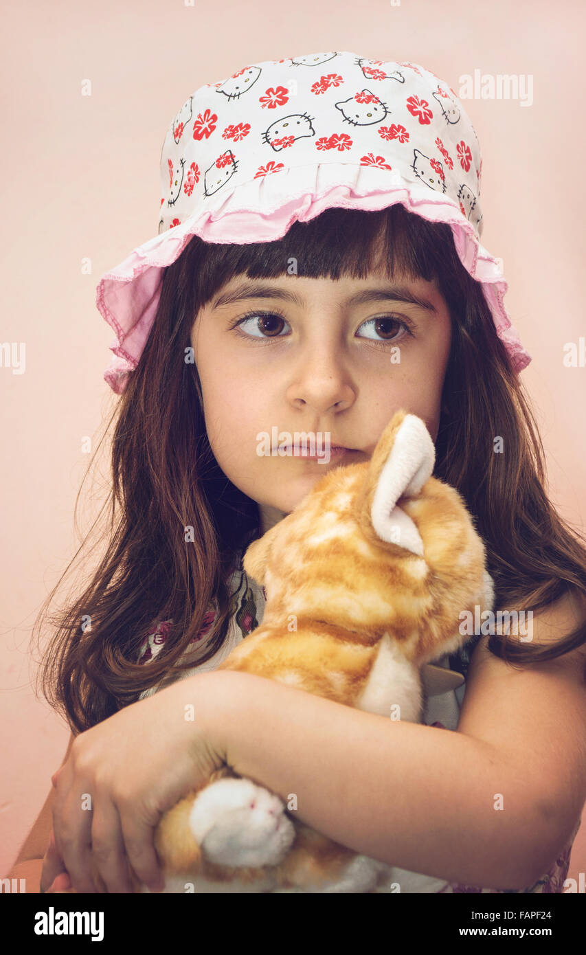 Nettes Kind Mädchen Porträt zu Hause in sanften Tönen Stockfoto