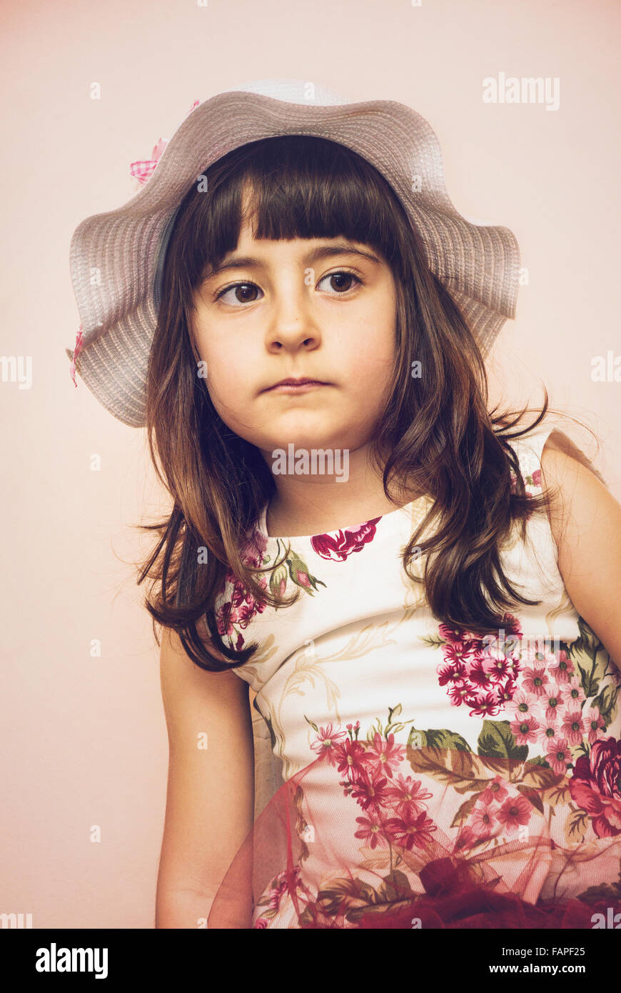 Nettes Kind Mädchen Porträt in sanften Tönen Stockfoto