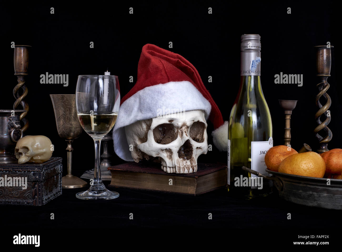 Stillleben-Konzept der Gefahren und möglichen Folgen von fahren unter Alkoholeinfluss in der festlichen Jahreszeit. Stockfoto