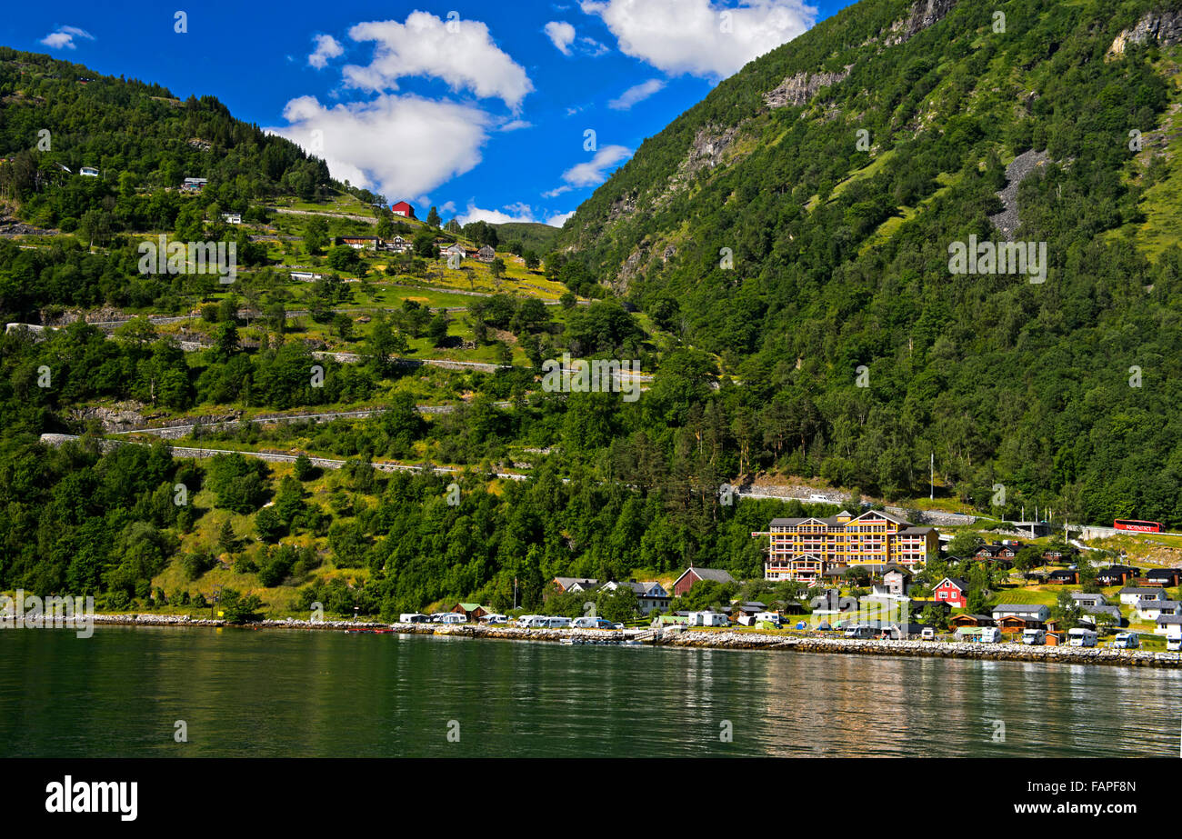 Serpentinen der Aklerkehre Straße und Grande Fjord Hotel in den Geirangerfjord, Geiranger, Møre Og Romsdal, Norwegen Stockfoto