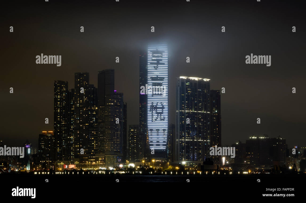 Hong Kong, 2. Januar 2016. Hong Kong Skyline war als schwere Belastung in einer dichten Decke von giftigen Dunst gehüllt hit Hong Kong während Neujahr 2016, das höchste Gebäude ICC in Chinesisch "Glück", Hong Kong, China zeigt. Bildnachweis: Bob Henry/Alamy Live-Nachrichten Stockfoto