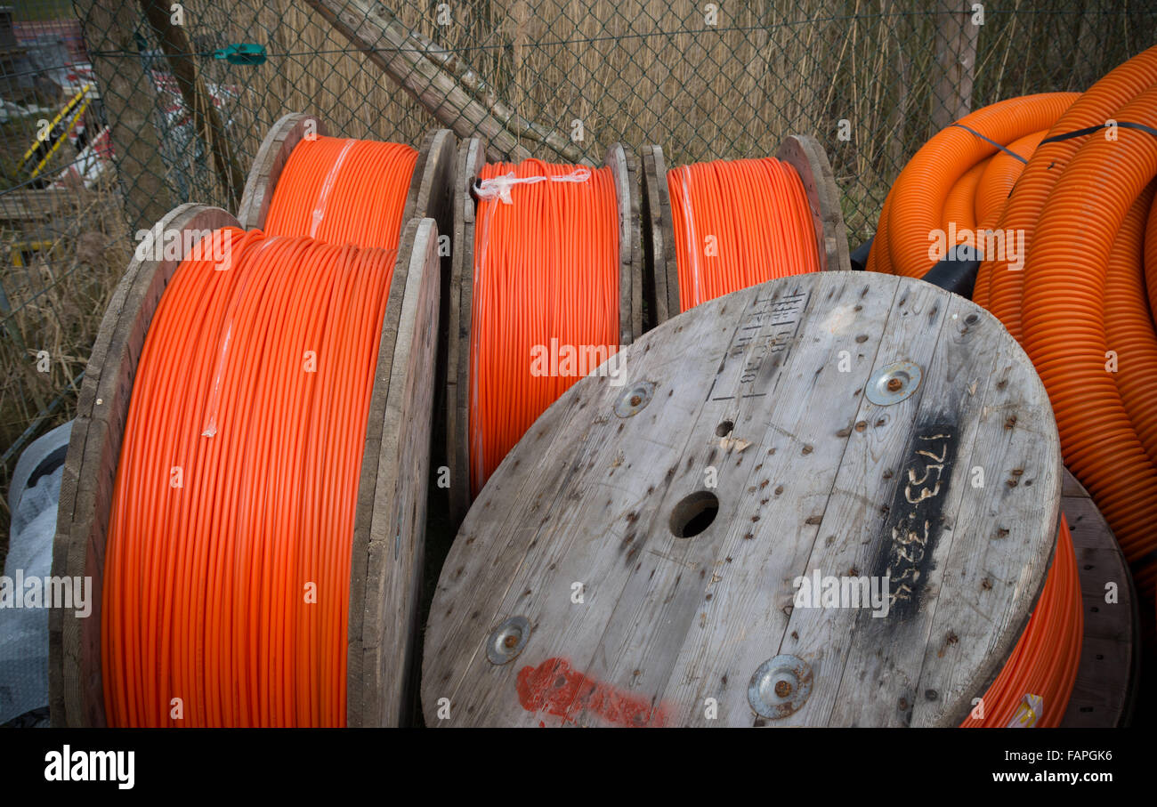 HENGELO, Niederlande - 28. März 2015: Trommeln mit orange Glasfaserkabel im Besitz von Reggefiber, ein niederländisches Unternehmen, das spezialisiert in th ist Stockfoto