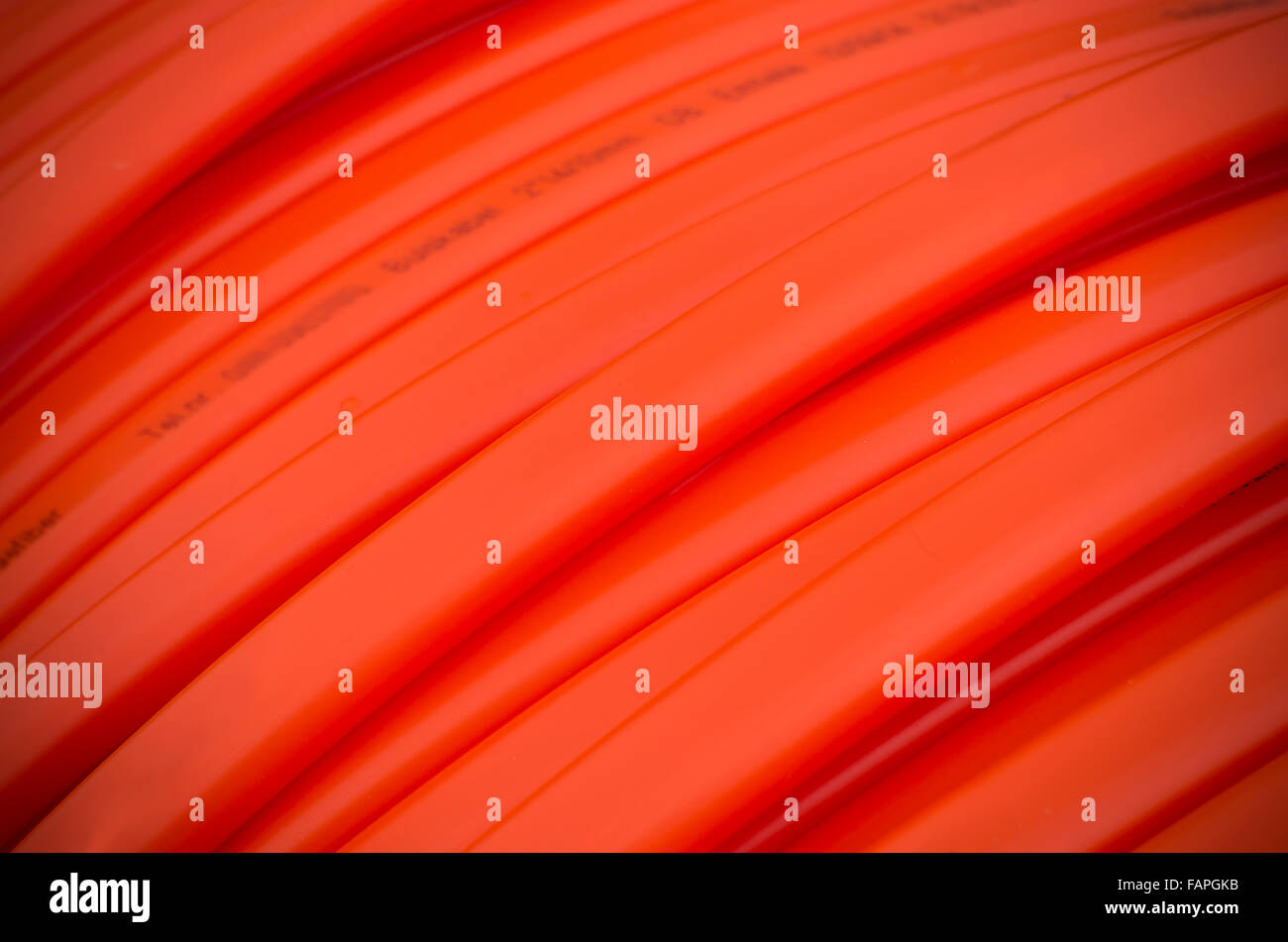 Nahaufnahme von orange Glasfaserkabel auf einer Baustelle Stockfoto