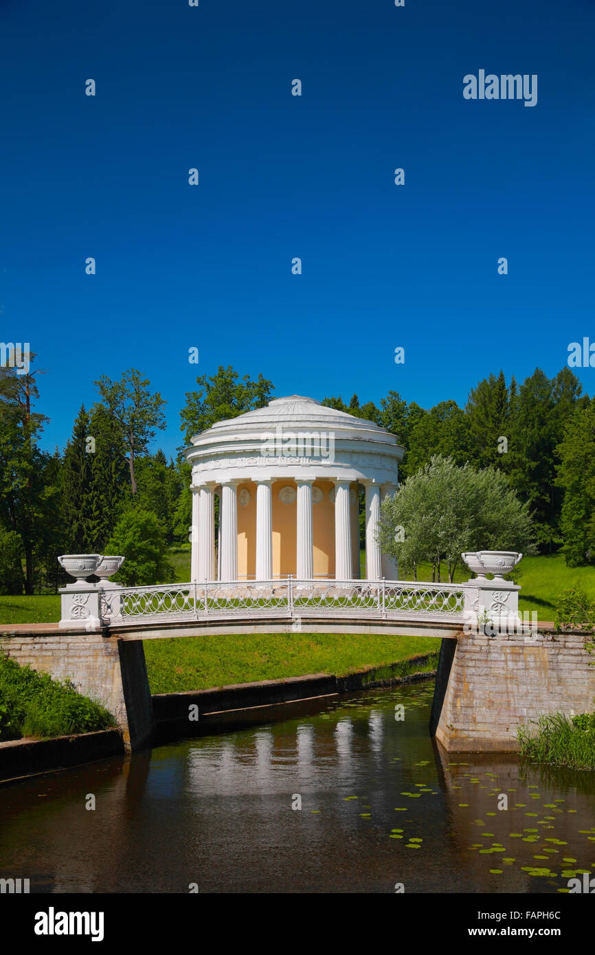 Der "Tempel der Freundschaft" in Pawlowsk Park an den Ufern des Flusses SLAWJANKA Stockfoto