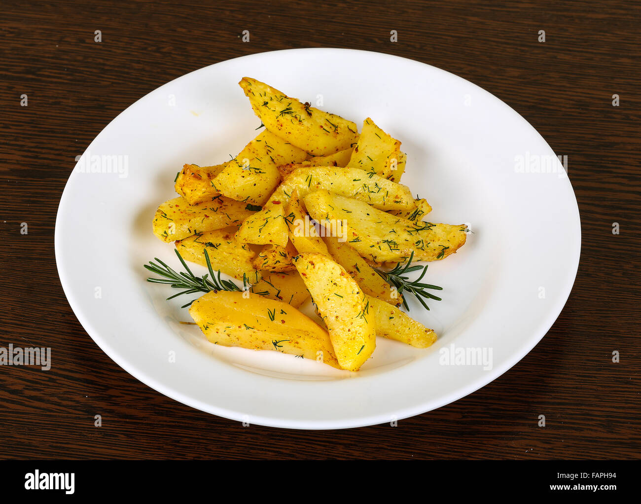 Geröstete Kartoffeln mit Dill und Rosmarin auf dem Holz Hintergrund ...