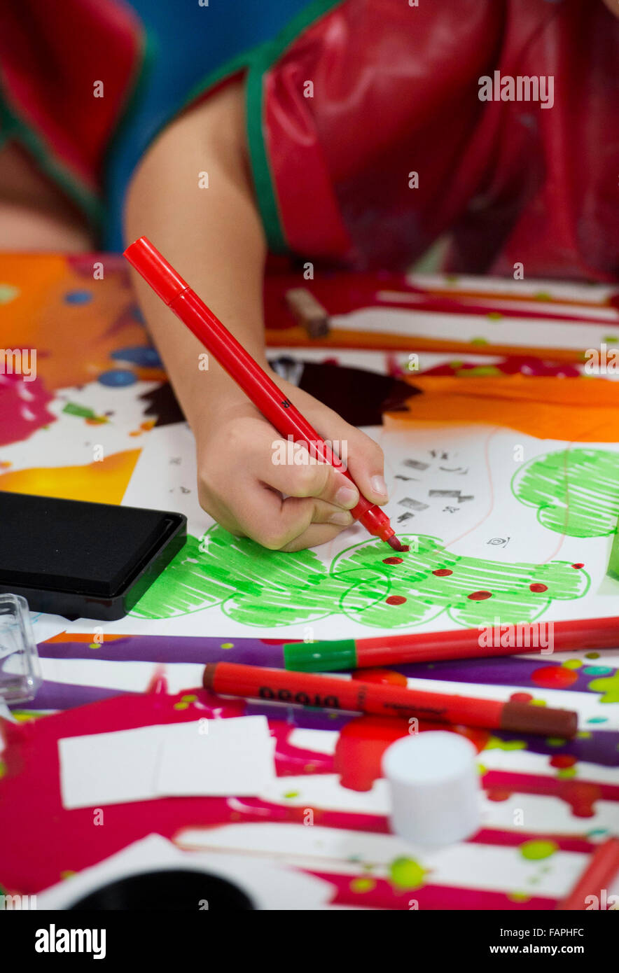 Kinder, die kreative Fähigkeiten dabei Kunst und Handwerk-Aktivitäten in der Schule lernen. Stockfoto