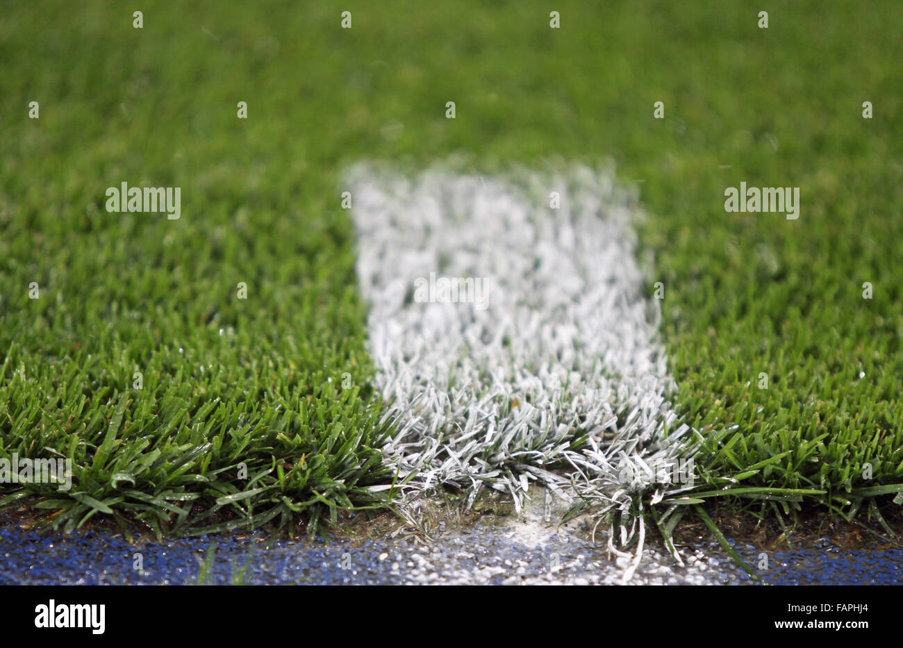 Weiße Markierung auf das grüne Fußball-Feld Stockfoto
