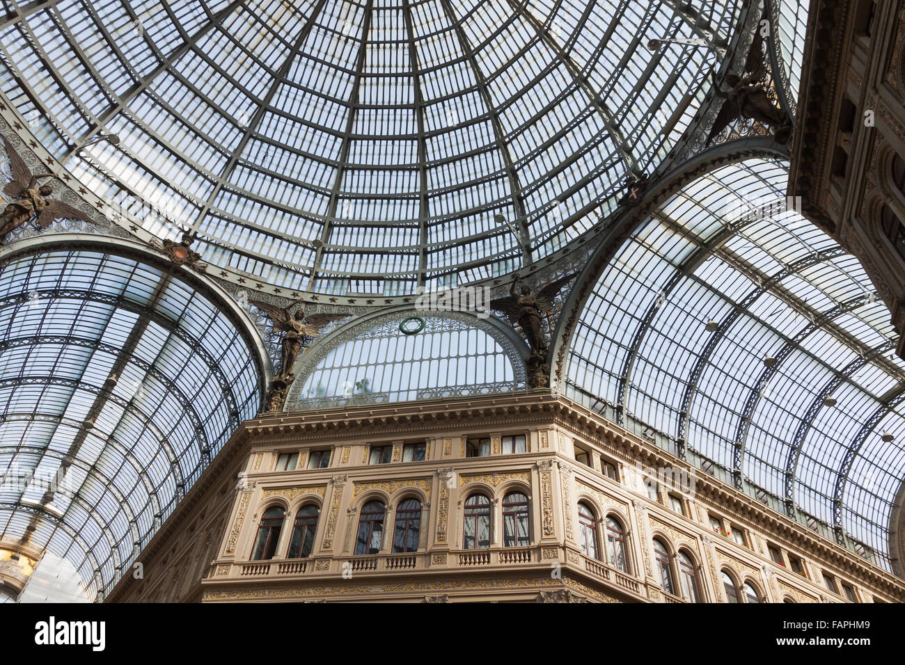 Details des Interieurs der Galleria Umberto I, öffentliche Einkaufs- und Kunstgalerie in Neapel, Italien Stockfoto