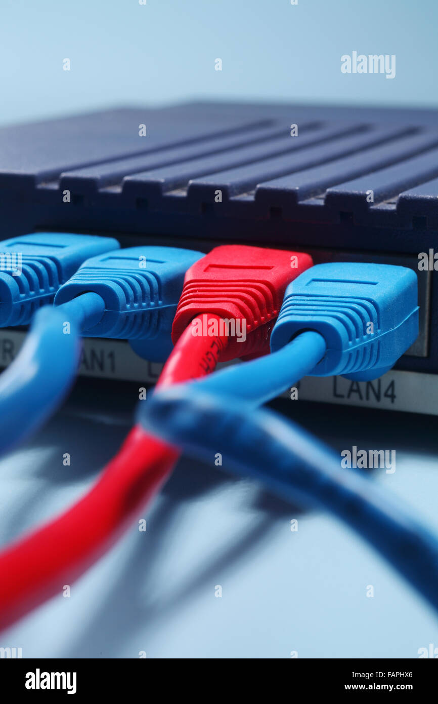 Nahaufnahme von der Ethernet-Kabel an Router angeschlossen Stockfoto