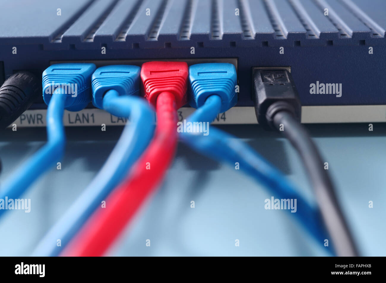 Nahaufnahme von der Ethernet-Kabel an Router angeschlossen Stockfoto