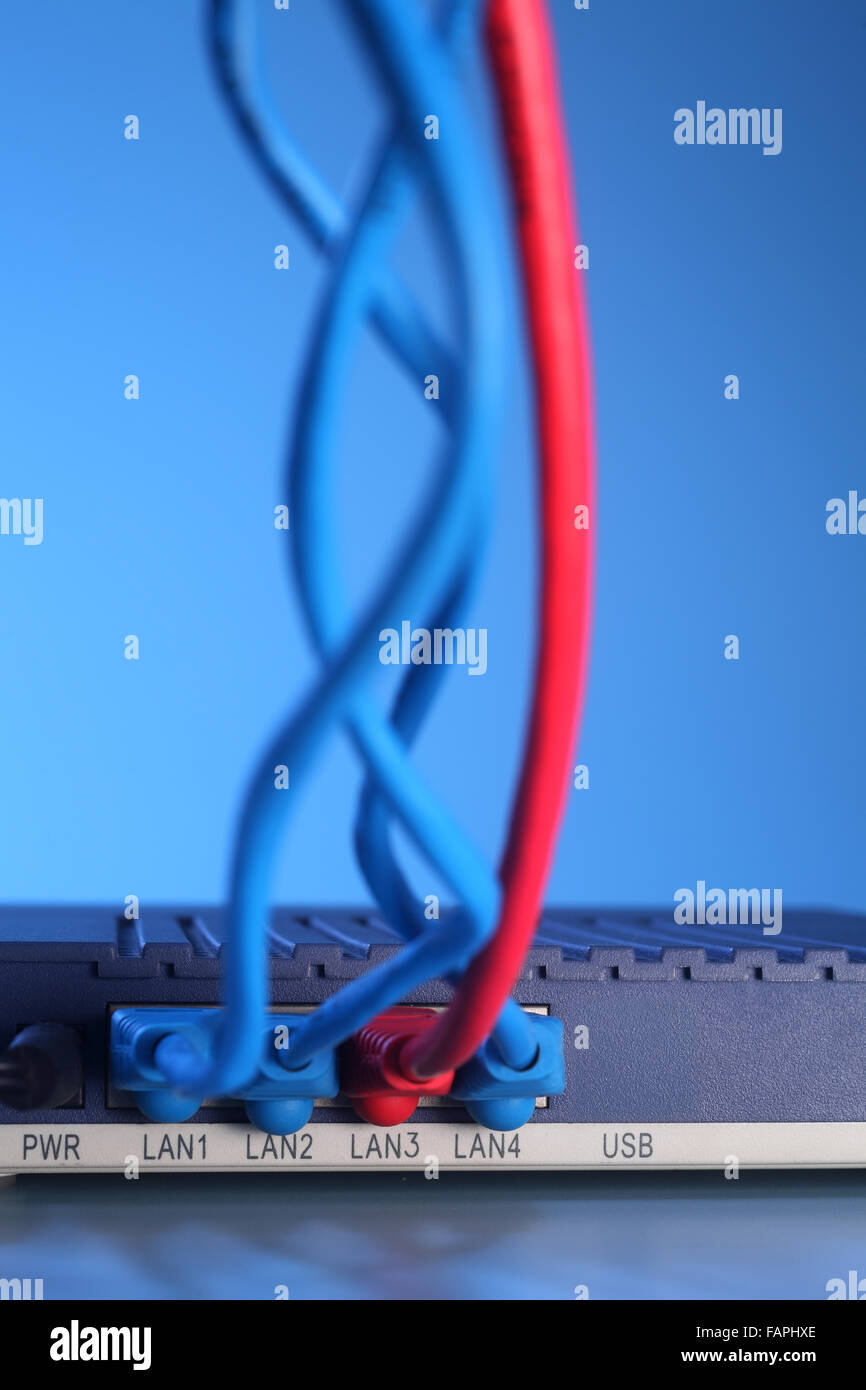 Nahaufnahme von der Ethernet-Kabel an Router angeschlossen Stockfoto