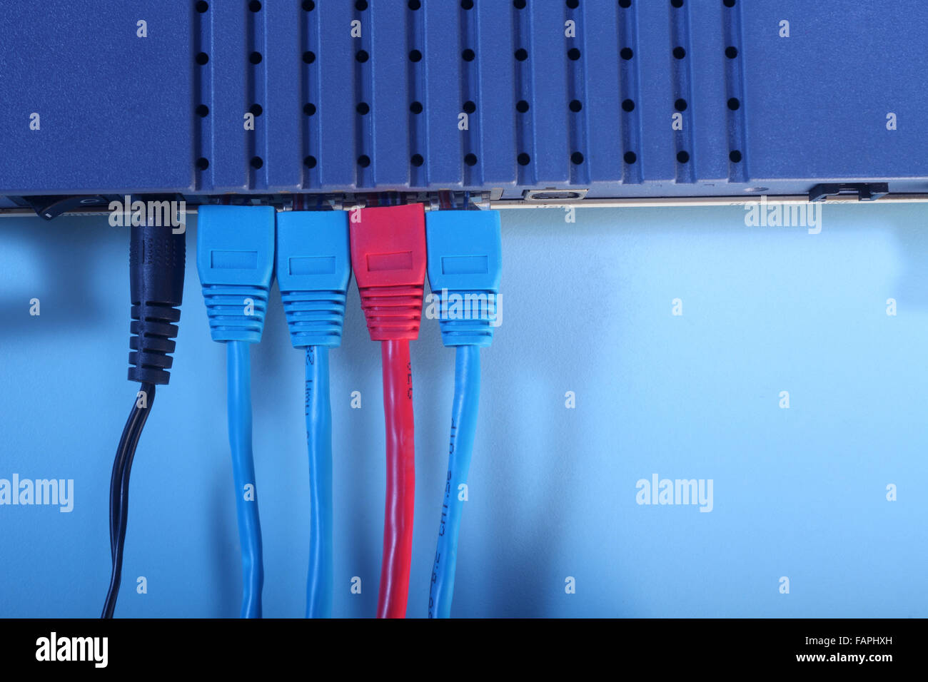 Nahaufnahme von der Ethernet-Kabel an Router angeschlossen Stockfoto
