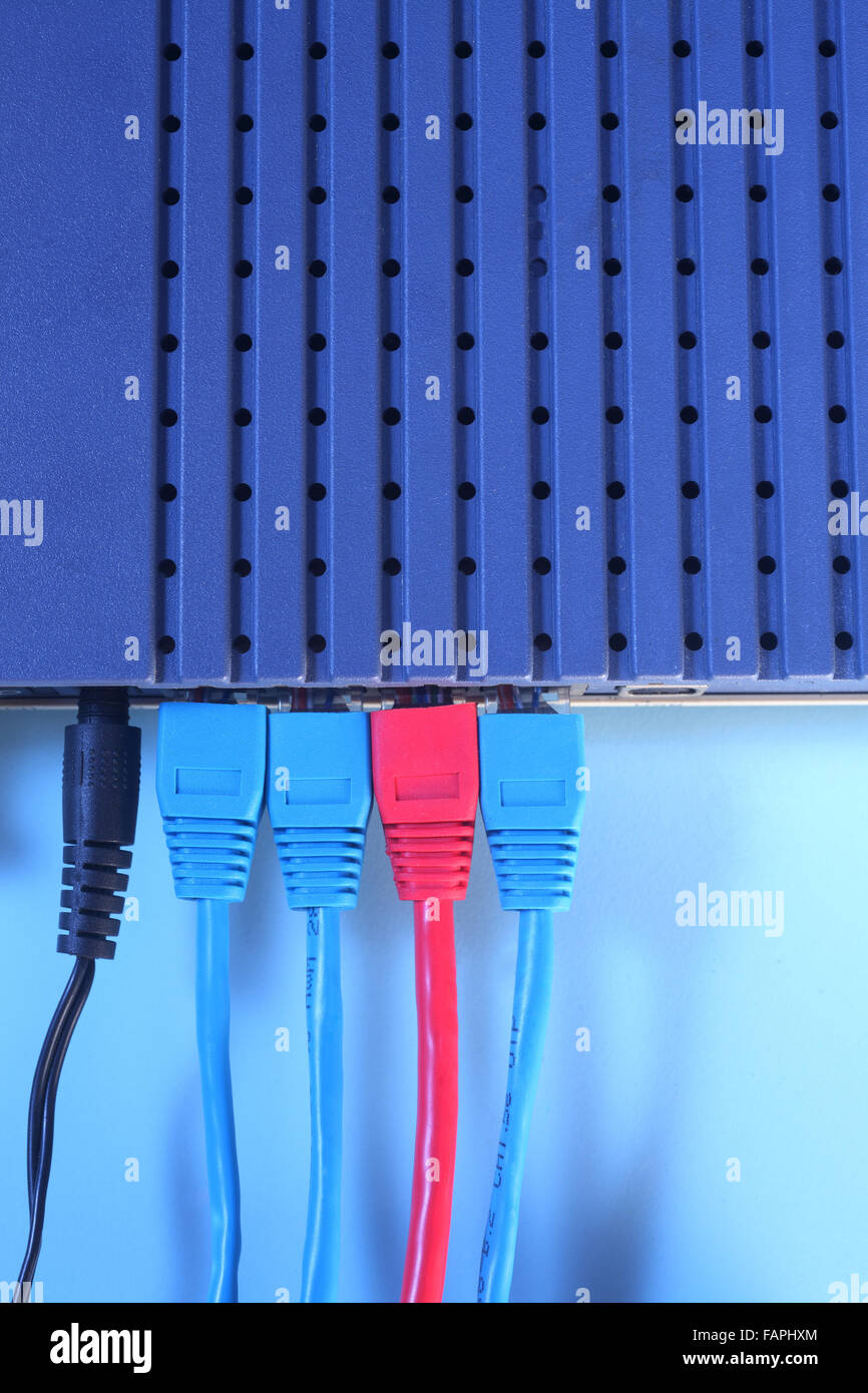Nahaufnahme von der Ethernet-Kabel an Router angeschlossen Stockfoto