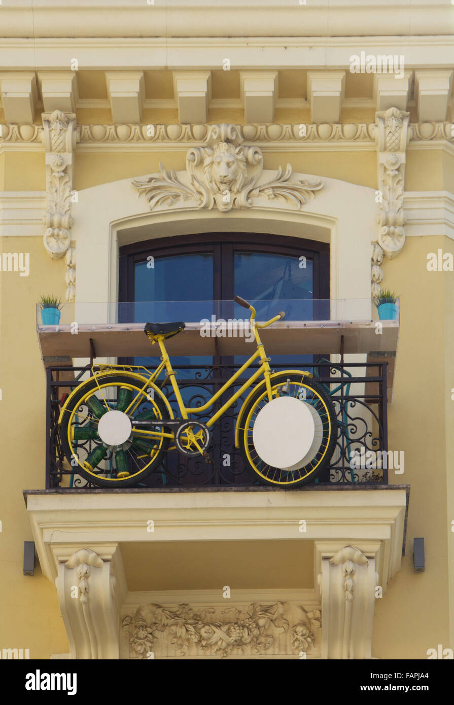 Hängende Fahrrad auf dem Balkon des eines Altbaus Stockfoto