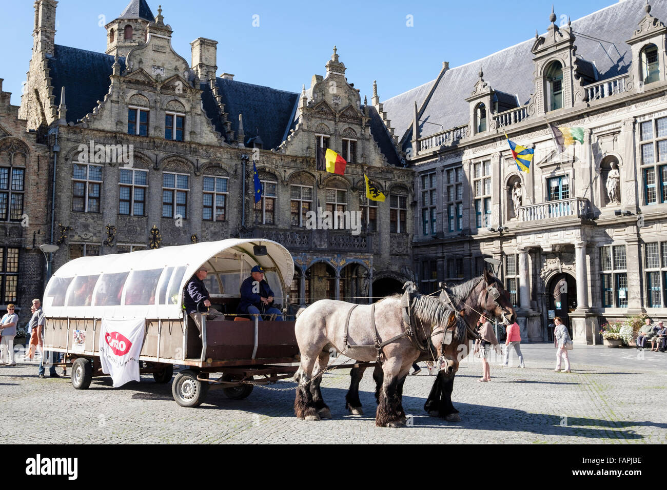 Touristen-Pferd und Wagen im Marktplatz mit Old Courthouse. Grote Markt, Veurne, West-Flandern, Belgien Stockfoto