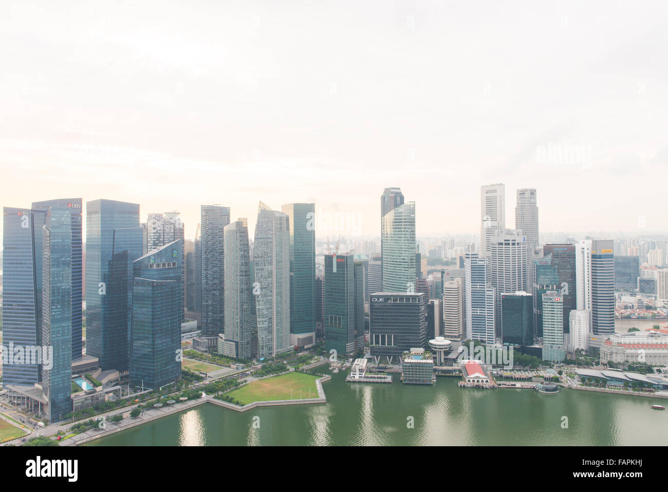 Wolkenkratzer in Singapurs Central Business District mit Singapur Hafen im Vordergrund Stockfoto