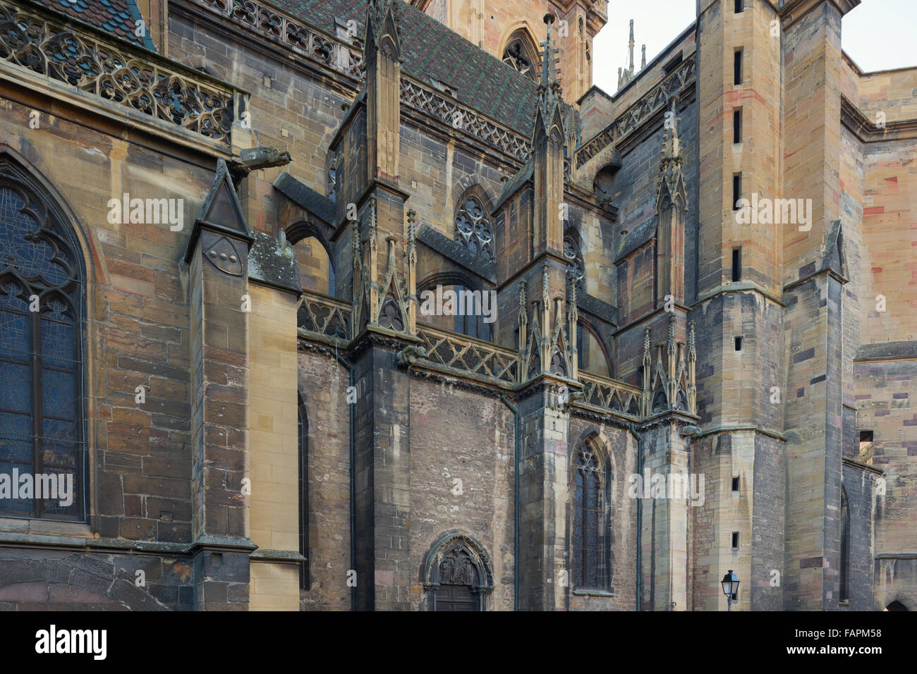 Detail der Wettergegerbtes Seitenwand der Kirche St. Martin in Colmar Stockfoto