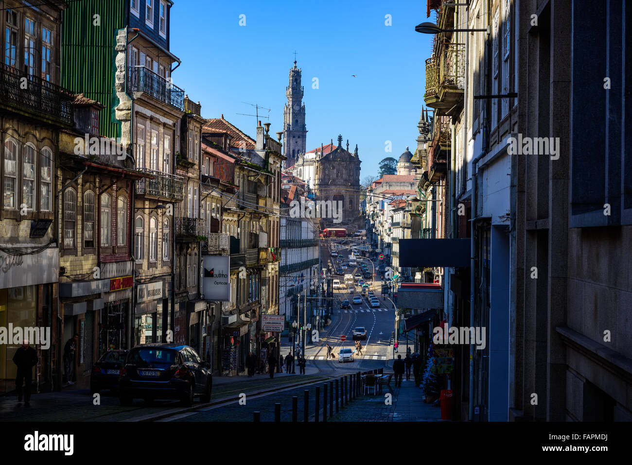 PORTO, PORTUGAL - 26. November 2015: die lange Rua Clerigos mit Clerigos Kirche. Diese Kirche hat den höchsten Turm von Porto f Stockfoto