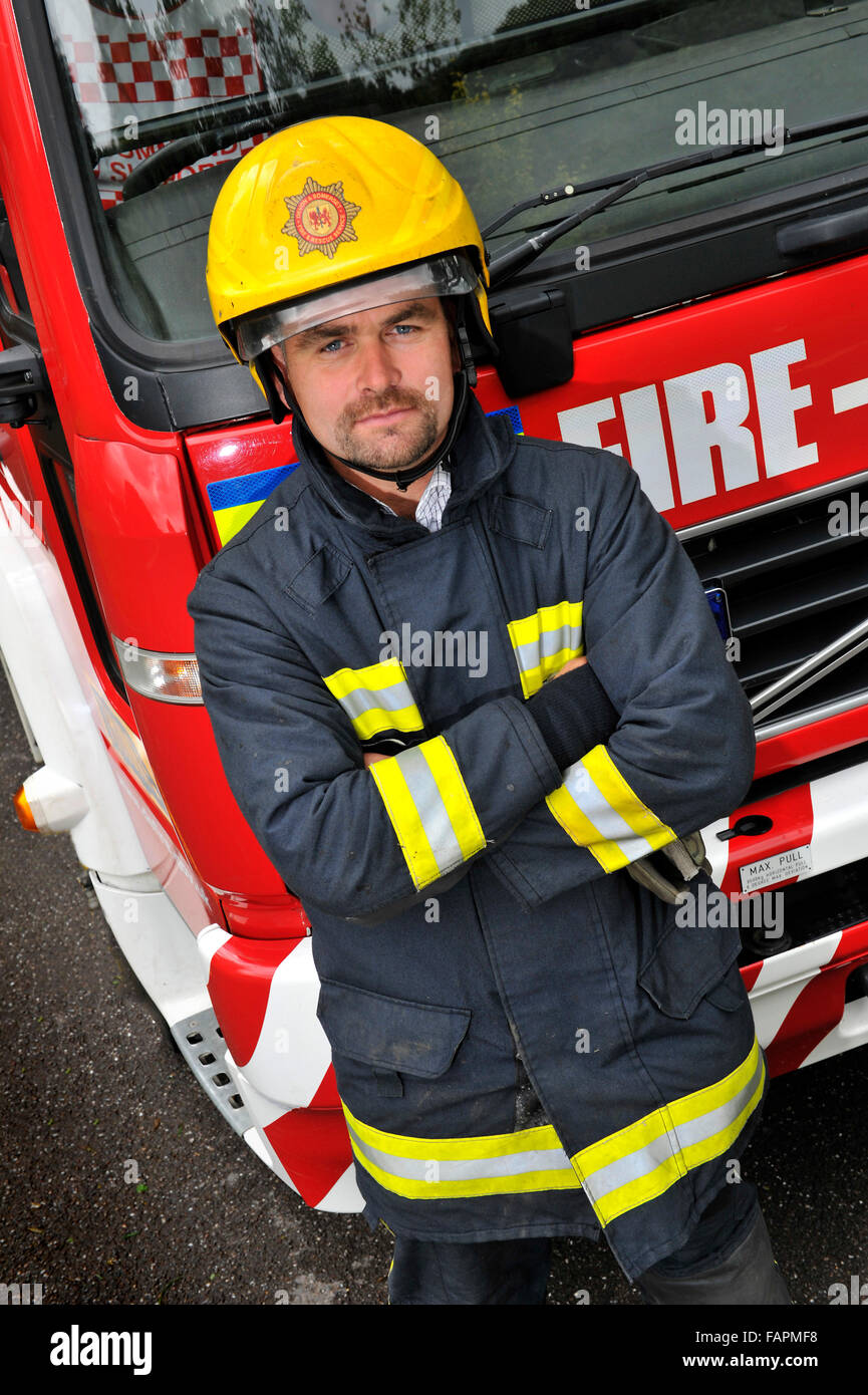 Darren Ninnis, Wildhüter mit Schrotflinte und Hunde und einbehaltene Feuerwehrmann in Dulverton,Somerset.UK Feuerwehrmann Feuer Jobs Beschäftigung Stockfoto
