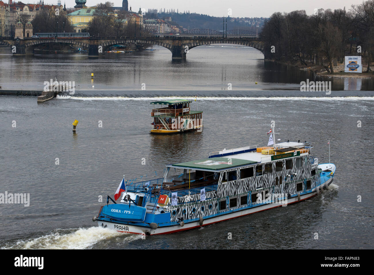 Schifffahrt auf der Moldau. Ein Spaziergang entlang der Moldau ist eine Tätigkeit, die auf einer Reise nach Prag nicht fehlen sollte. Sie Stockfoto